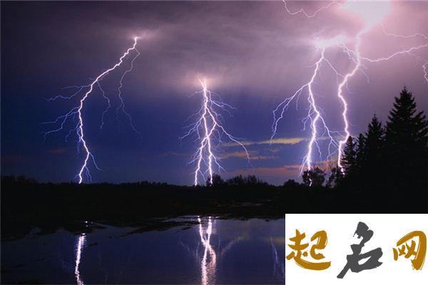 梦见狂风暴雨是什么意思 梦见到狂风暴雨预示什么 梦见屋外狂风暴雨