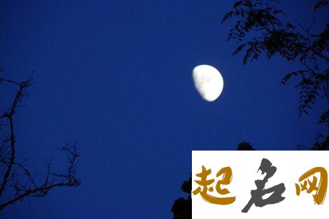 梦见弧型月亮高挂天空 梦见天上有好几个月亮