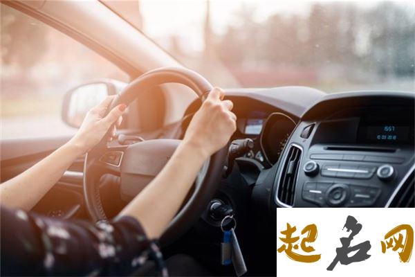 梦见开小车是什么意思【好不好】 梦见熟人开车