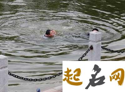 399.梦见掉进水里 梦见别人淹死在水里